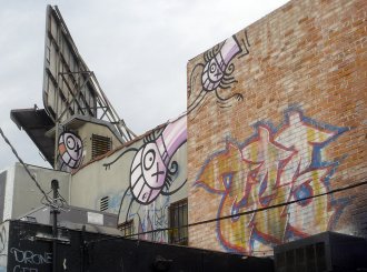 Andre-Saraiva-Mr-A-Melrose-in-Los-Angeles-graffiti-building-wall-painting-street-art-urbain-2006-web