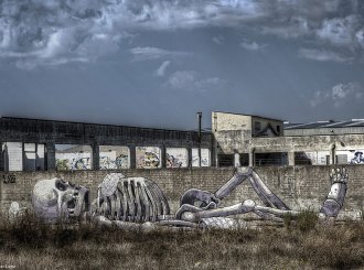 Aryz-Barcelona-El-cuiner-skeleton-bone-graffiti-wall-painting-street-art-urbain-death-barcelone-2012-web