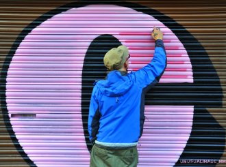 Ben-Eine-london-letter-c-graffiti-spray-bomb-wall-painting-street-art-urbain-2011-web