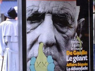 Kaws-graffiti-bendy-advertising-Paris-l'express-journal-web