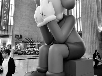 Kaws-sculpture-Passing-Through-2013-New-York-train-web